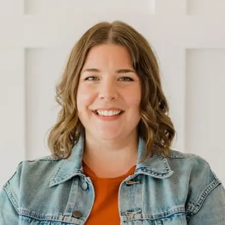 stephanie-ross-realtor-headshot - Artisan Quality Roofing Stephanie Ross Realtor